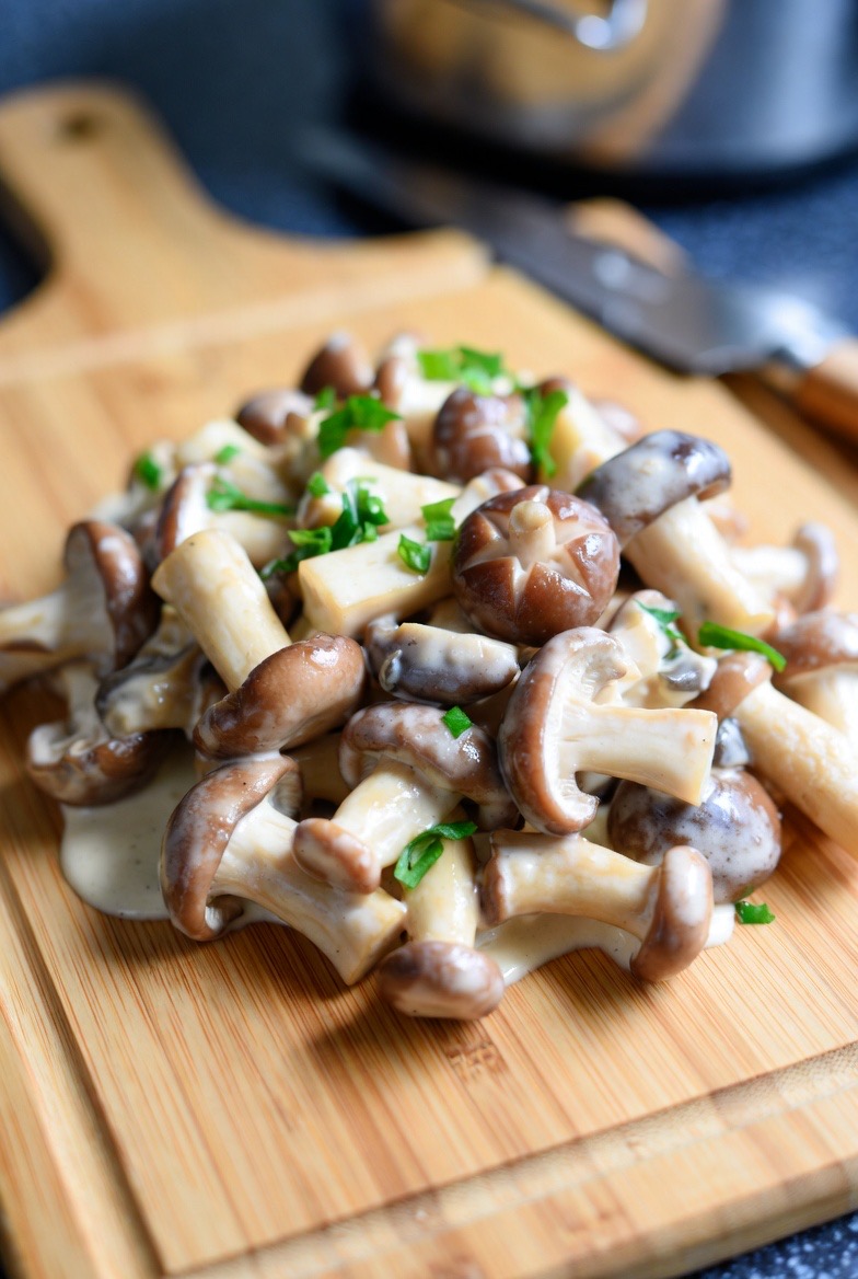 韓国ソウルの活気ある屋台街と観光スポットを自由に楽しむ風景