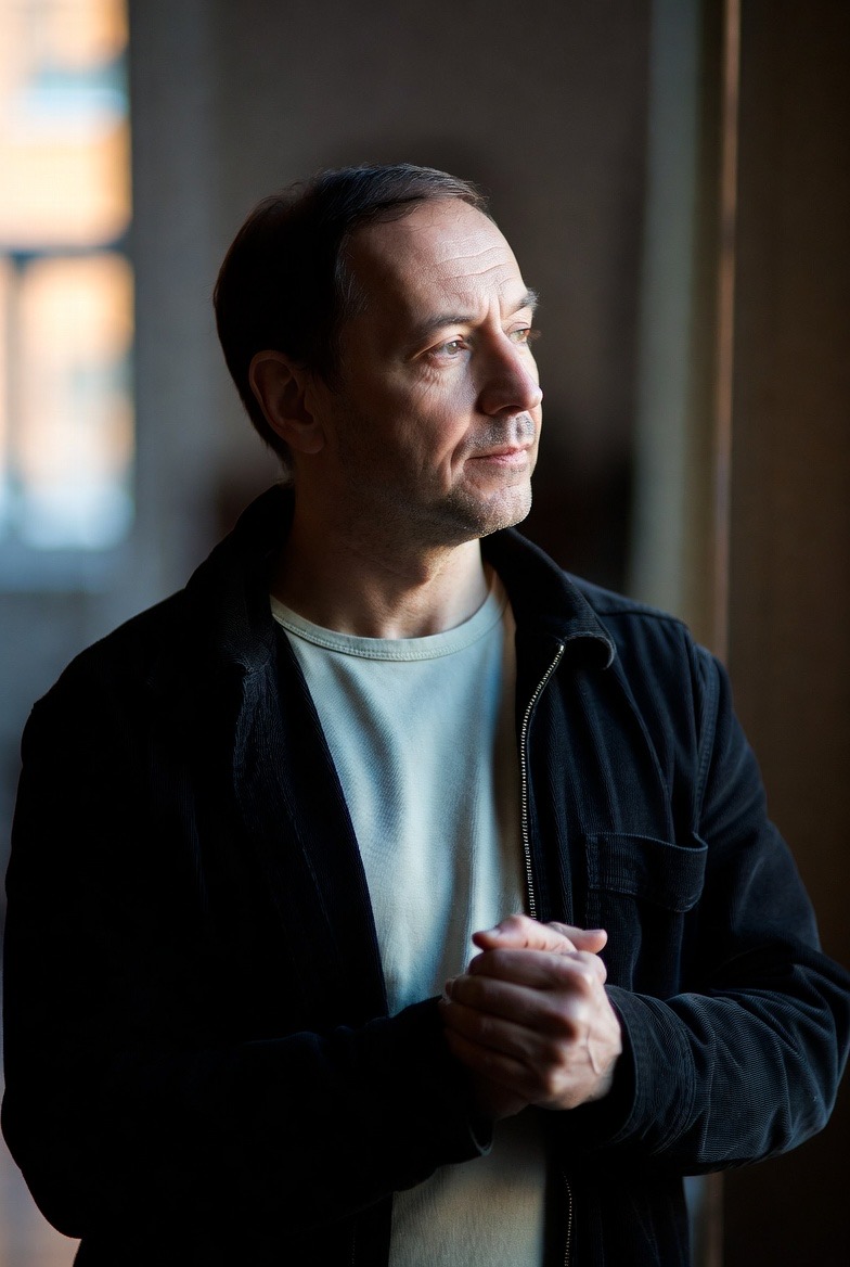 データ圧縮の仕組みを日常の例えで分かりやすく図解したイメージ