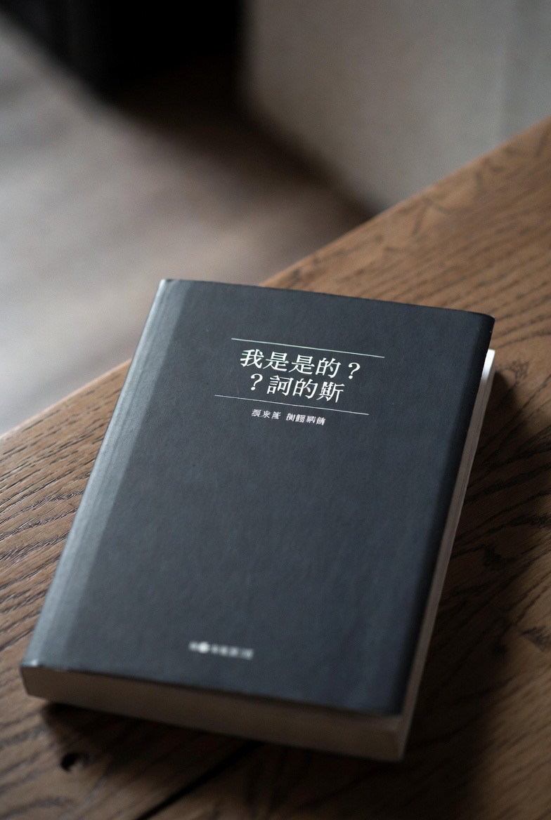 誠実に生きることで育まれる人間同士の深い絆と信頼のイメージ